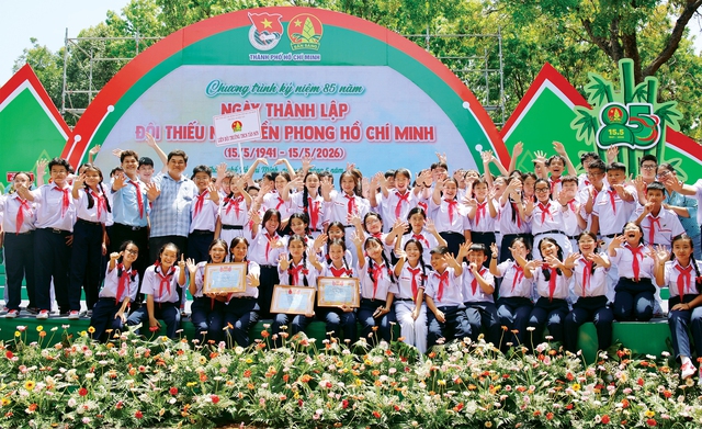 Yêu biết bao nhiêu chiếc khăn quàng đỏ- Ảnh 9. Yêu biết bao nhiêu chiếc khăn quàng đỏ- Ảnh 9.