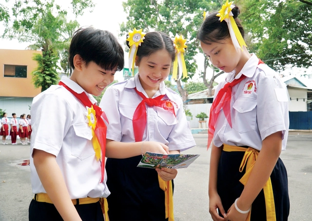 Yêu biết bao nhiêu chiếc khăn quàng đỏ- Ảnh 5. Yêu biết bao nhiêu chiếc khăn quàng đỏ- Ảnh 5.