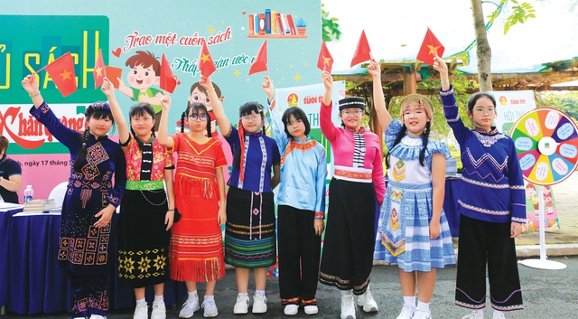 Yêu biết bao nhiêu chiếc khăn quàng đỏ- Ảnh 10. Yêu biết bao nhiêu chiếc khăn quàng đỏ- Ảnh 10.
