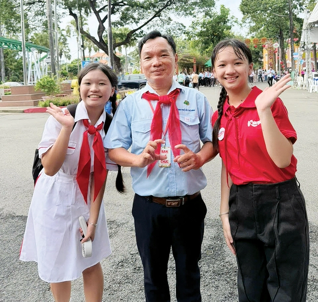 Yêu biết bao nhiêu chiếc khăn quàng đỏ- Ảnh 11. Yêu biết bao nhiêu chiếc khăn quàng đỏ- Ảnh 11.