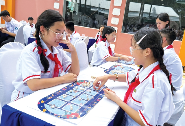 Yêu biết bao nhiêu chiếc khăn quàng đỏ- Ảnh 12. Yêu biết bao nhiêu chiếc khăn quàng đỏ- Ảnh 12.