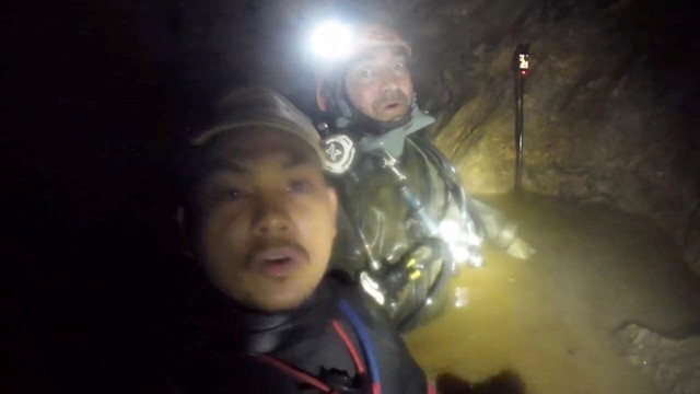 Rescuers in Laos say more oxygen needed to save 7 divers trapped in cave - Ảnh 2.