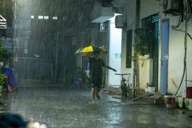 Rain brings relief to Hanoi after scorching heat- Ảnh 1.