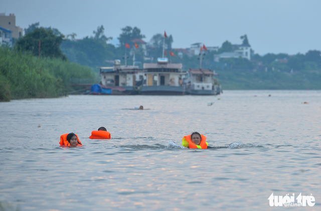 Hanoi residents cool off in river amid scorching heatwave- Ảnh 3.
