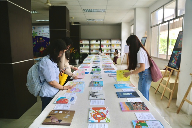 Rực rỡ sắc màu tại Lễ hội Sách tranh Thiếu nhi Việt Nam  - Ảnh 3.