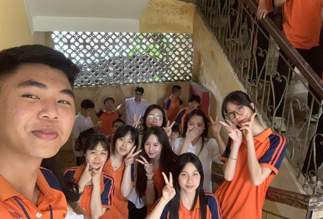 Học sinh khối 12 Trường THPT Đan Phượng tổng kết thanh xuân bằng chiếc clip “triệu view” - Ảnh 2.