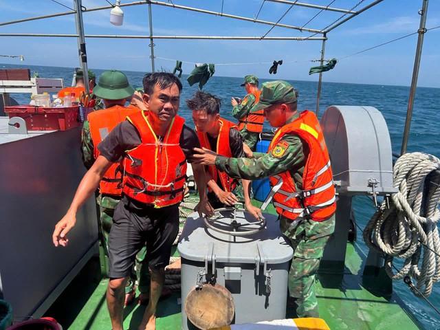 All 11 rescued after fishing boat sinks off Vietnam’s Hai Phong- Ảnh 1.