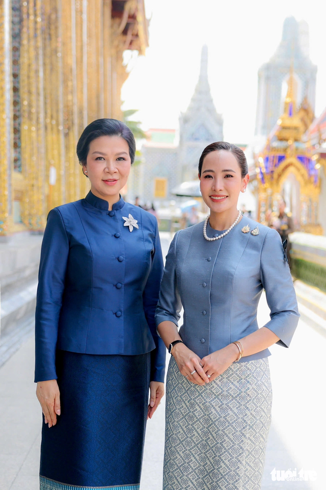 Vietnamese Party chief’s spouse visits Bangkok cultural sites in traditional Thai attire- Ảnh 4. Vietnamese Party chief’s spouse visits Bangkok cultural sites in traditional Thai attire- Ảnh 4.