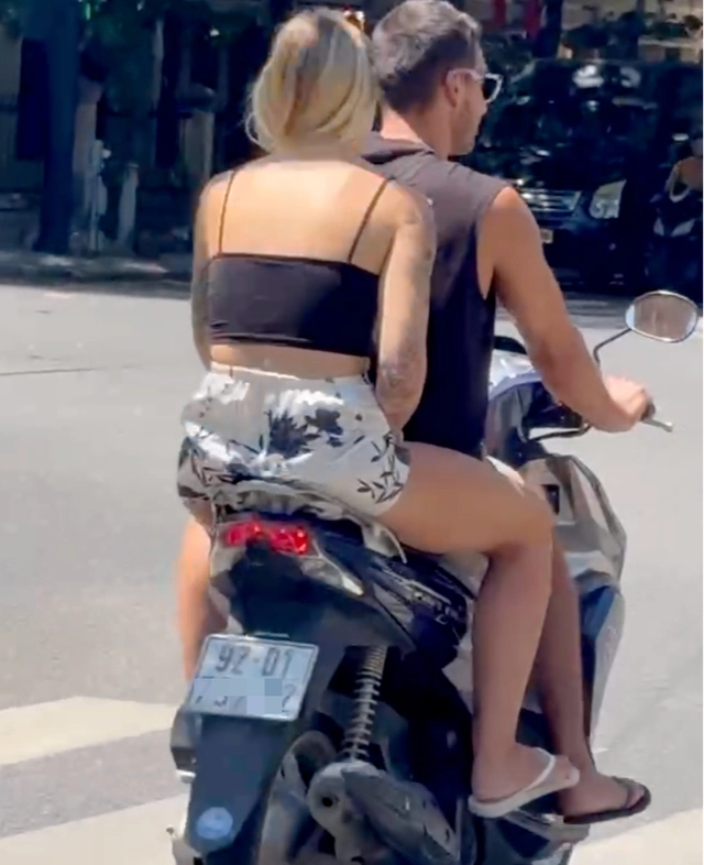 Many foreign tourists flout helmet rules on Da Nang streets- Ảnh 1.