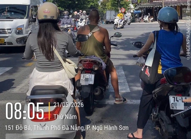 Many foreign tourists flout helmet rules on Da Nang streets- Ảnh 2.