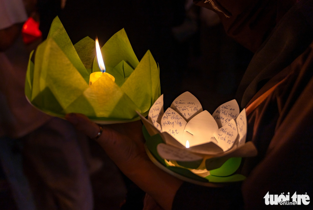 Thousands gather around Ho Chi Minh City pagoda for lantern floating ceremony to celebrate Vesak Day- Ảnh 10.
