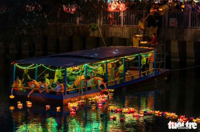 Thousands gather around Ho Chi Minh City pagoda for lantern floating ceremony to celebrate Vesak Day- Ảnh 11.