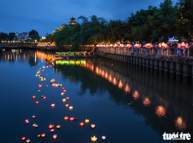 Thousands gather around Ho Chi Minh City pagoda for lantern floating ceremony to celebrate Vesak Day- Ảnh 1.