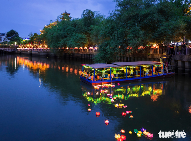 Thousands gather around Ho Chi Minh City pagoda for lantern floating ceremony to celebrate Vesak Day- Ảnh 3.