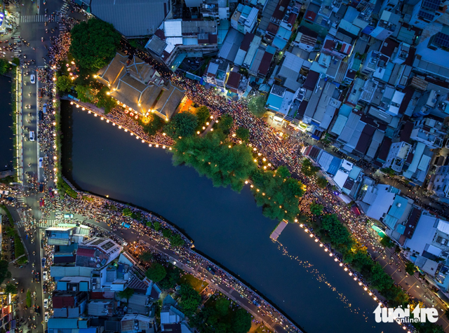 Thousands gather around Ho Chi Minh City pagoda for lantern floating ceremony to celebrate Vesak Day- Ảnh 4.