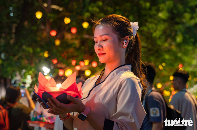 Thousands gather around Ho Chi Minh City pagoda for lantern floating ceremony to celebrate Vesak Day- Ảnh 5.
