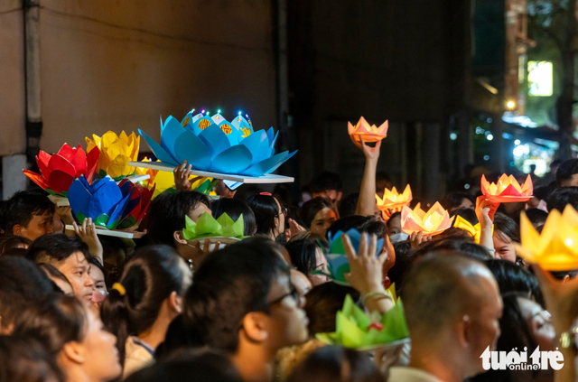 Thousands gather around Ho Chi Minh City pagoda for lantern floating ceremony to celebrate Vesak Day- Ảnh 6.