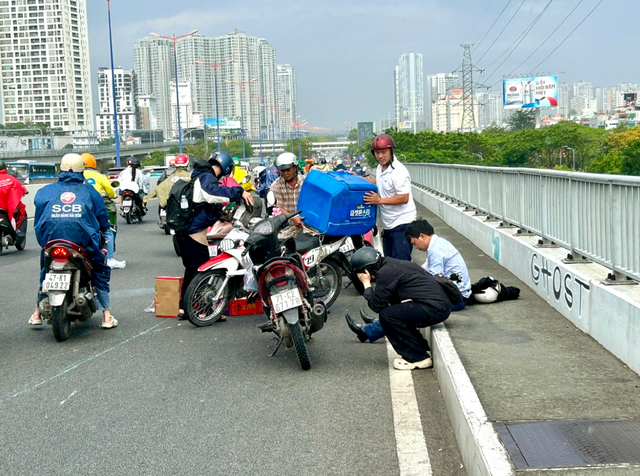 Warning loudspeakers installed on Ho Chi Minh City bridge to reduce accidents during bad weather - Ảnh 1.