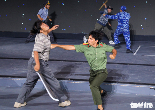Crowds fascinated by dramatic tactical performances by police, security officers on Han River in Da Nang- Ảnh 1.