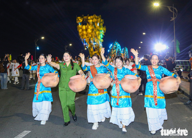 Crowds fascinated by dramatic tactical performances by police, security officers on Han River in Da Nang- Ảnh 4.