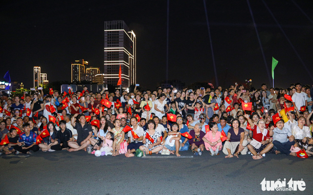 Crowds fascinated by dramatic tactical performances by police, security officers on Han River in Da Nang- Ảnh 5.