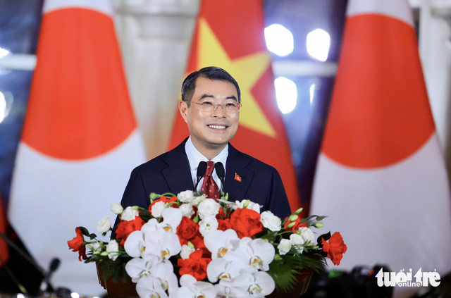 Japan premier tries traditional Vietnamese drumming at state banquet in Hanoi- Ảnh 1.
