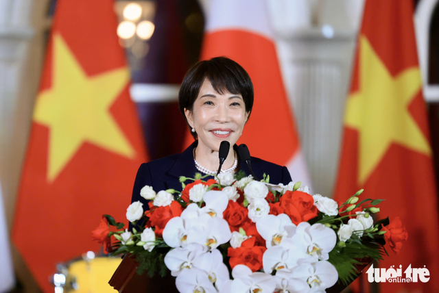 Japan premier tries traditional Vietnamese drumming at state banquet in Hanoi- Ảnh 2.