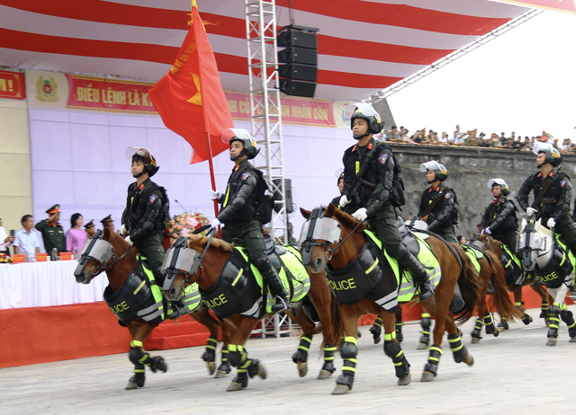 Officers in Vietnam’s Hue to stage firearms, motorcycle, cavalry performances in June - Ảnh 1.