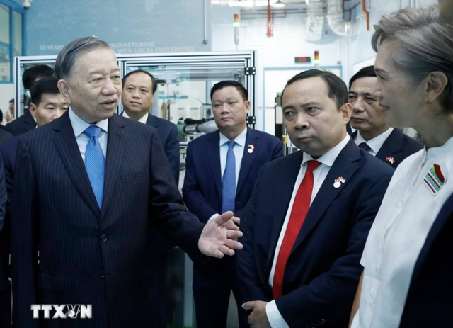Vietnamese Party chief, State President To Lam visits tech, rail test facilities in Singapore - Ảnh 1.
