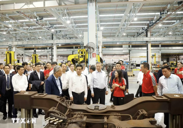 Vietnamese Party chief, State President To Lam visits tech, rail test facilities in Singapore - Ảnh 2.