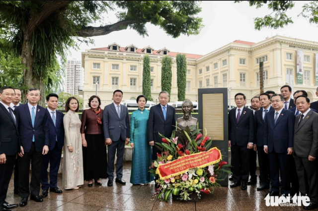 Vietnamese Party chief, State President To Lam visits tech, rail test facilities in Singapore - Ảnh 3.