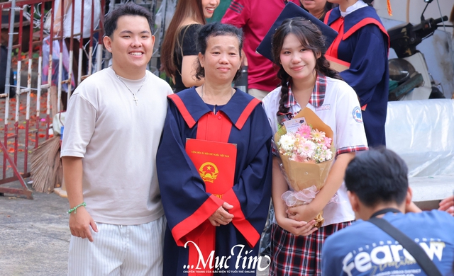 Thầy cô truyền lửa cho học trò Trường THPT Nguyễn Hữu Thọ mừng tuổi 18- Ảnh 11.