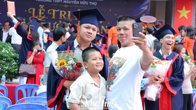 Thầy cô truyền lửa cho học trò Trường THPT Nguyễn Hữu Thọ mừng tuổi 18- Ảnh 12.