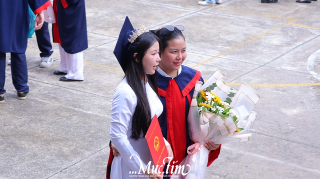 Thầy cô truyền lửa cho học trò Trường THPT Nguyễn Hữu Thọ mừng tuổi 18- Ảnh 13.