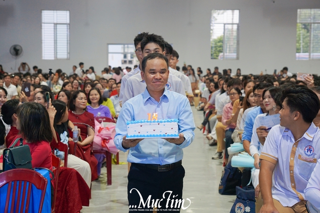 Lời xin lỗi bất ngờ tại lễ tri ân và trưởng thành của Trường THPT Võ Trường Toản - Ảnh 5.