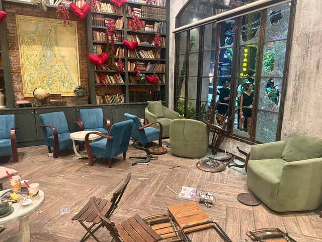 Australian man detained after damaging property at Da Nang coffee shop - Ảnh 1.