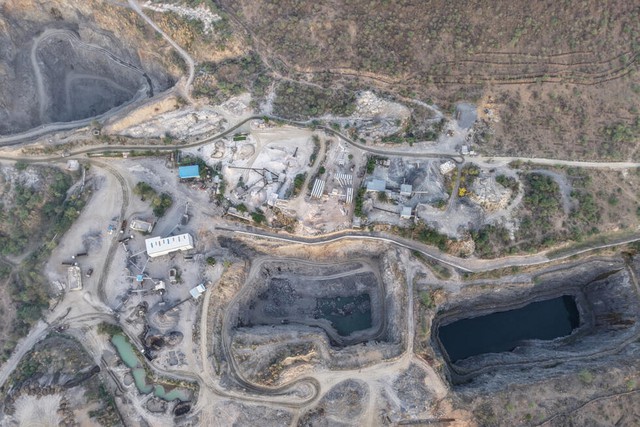 Mining turns India's heat-shield hills to dust - Ảnh 3.