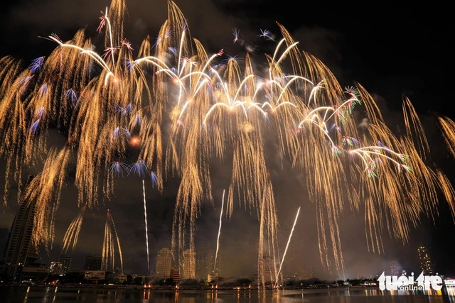 Da Nang International Fireworks Festival opens with dazzling displays- Ảnh 8.