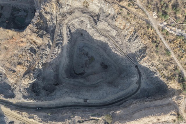 Mining turns India's heat-shield hills to dust - Ảnh 4.