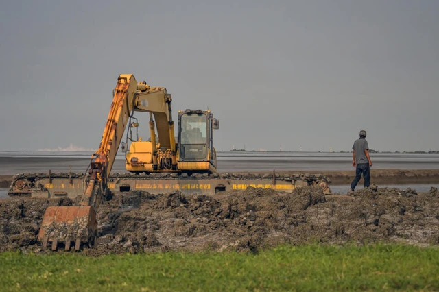 2 decades later, impacts from Indonesia mud volcano linger - Ảnh 3.