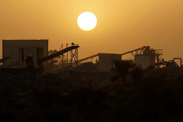Mining turns India's heat-shield hills to dust - Ảnh 8.