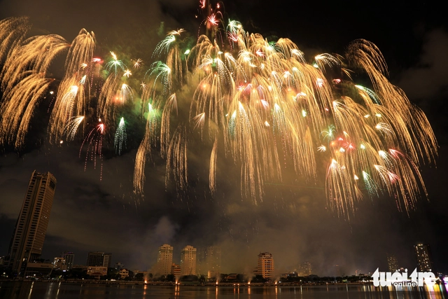 Da Nang International Fireworks Festival opens with dazzling displays- Ảnh 7.