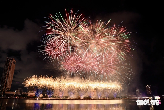 Da Nang International Fireworks Festival opens with dazzling displays- Ảnh 2.