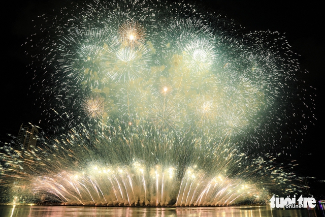 Da Nang International Fireworks Festival opens with dazzling displays- Ảnh 10.