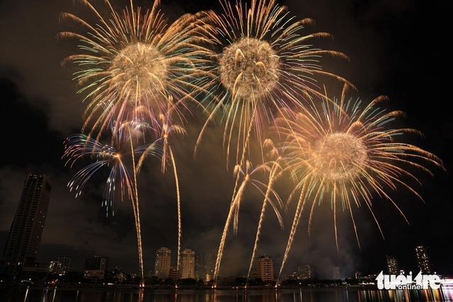 Da Nang International Fireworks Festival opens with dazzling displays- Ảnh 11.