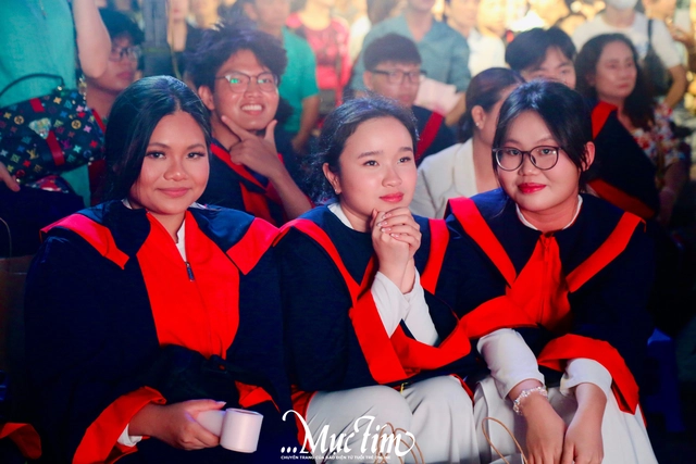 Học sinh Trường THPT Nguyễn Thị Diệu cất tiếng hát tạm biệt tuổi học trò - Ảnh 2.