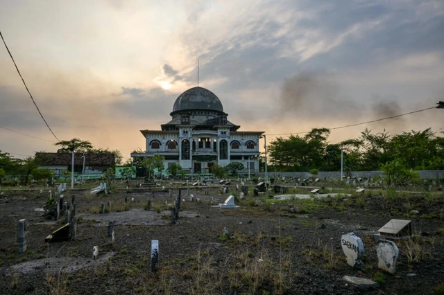 2 decades later, impacts from Indonesia mud volcano linger - Ảnh 4.