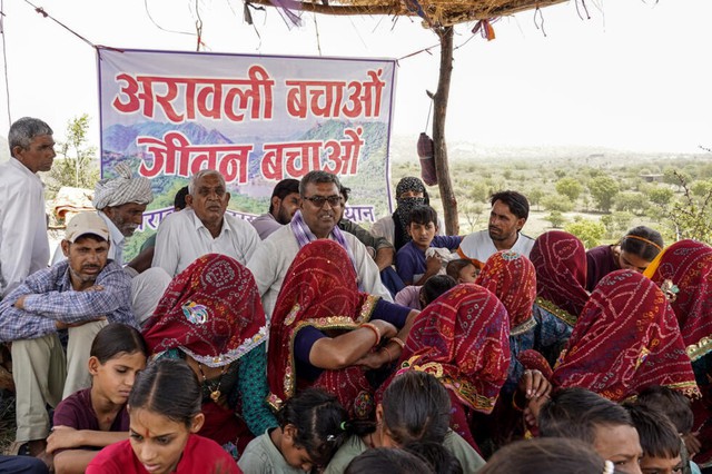 Mining turns India's heat-shield hills to dust - Ảnh 2.
