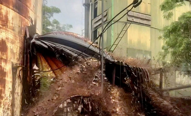 About 2,000 tonnes of molasses spill as lightning strike damages Vietnam sugar plant - Ảnh 2.