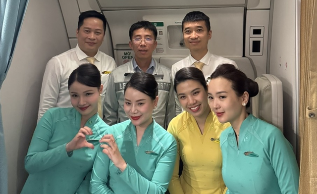 Vietnamese doctor treats foreign passenger mid-flight, avoids emergency landing on Hanoi-Paris route- Ảnh 1.